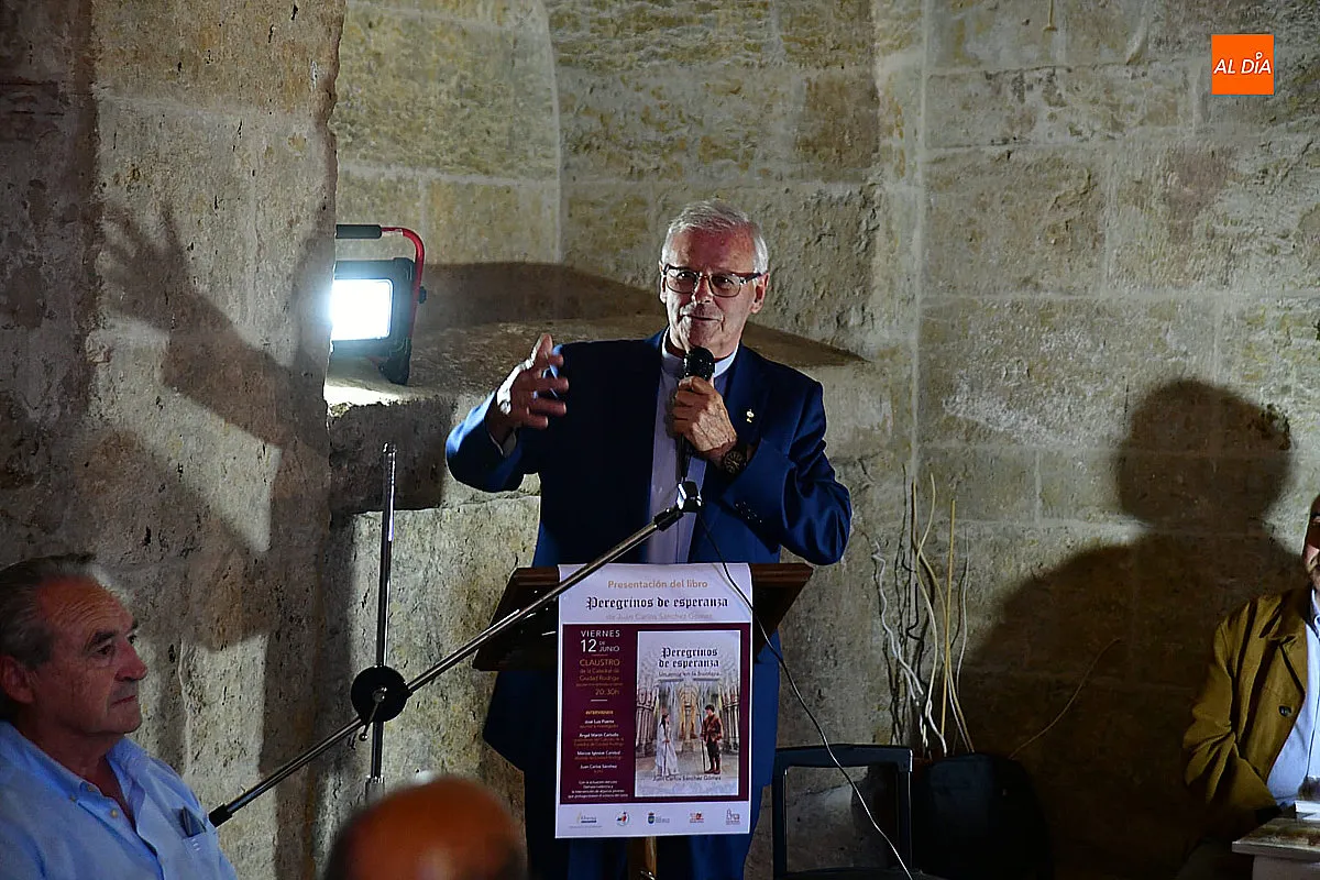 Foto 10 - Juan Carlos S&aacute;nchez presenta en el claustro de la catedral su libro `Peregrinos de esperanza. Un amor en la frontera&acute;